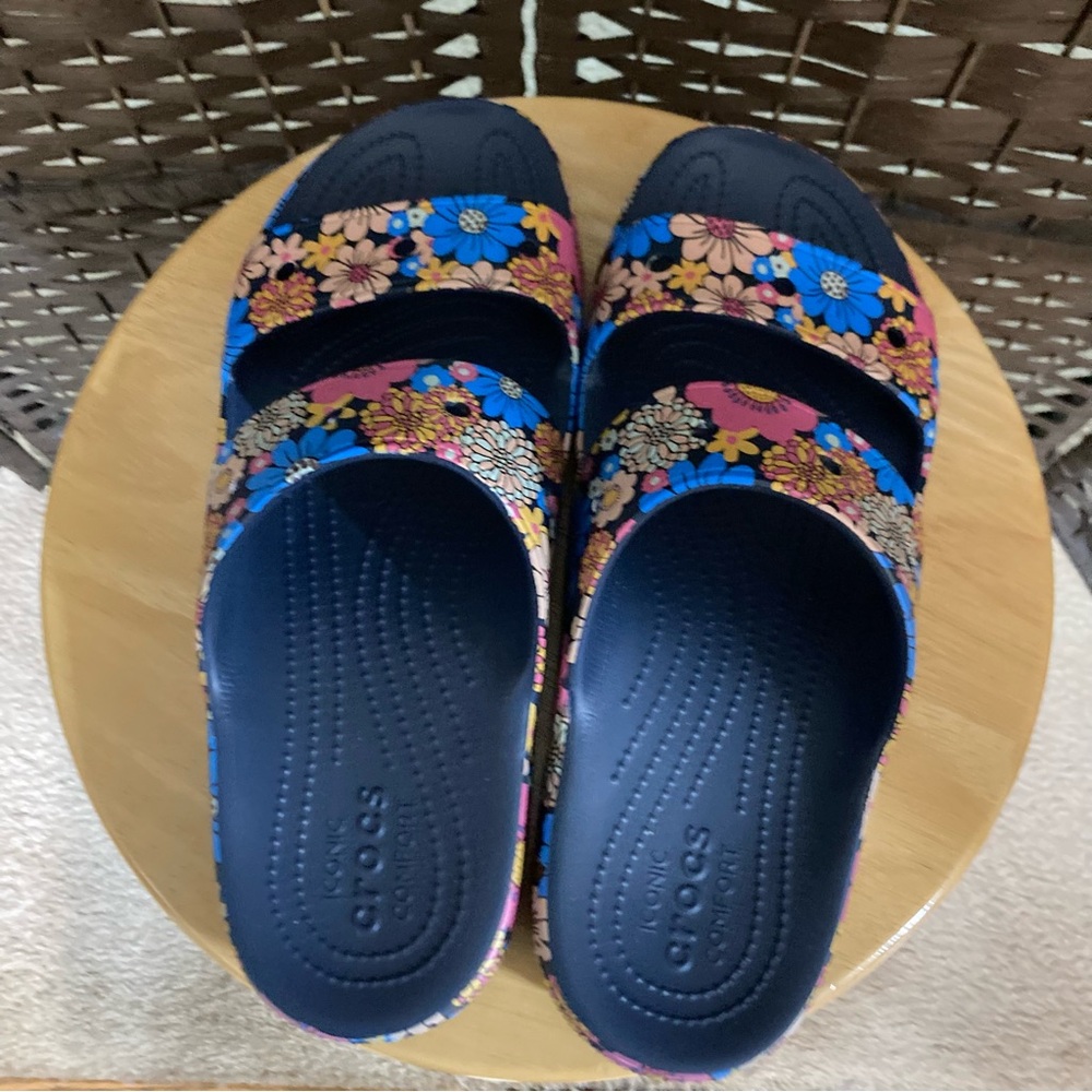 Crocs unisex sandals never worn -size M 12